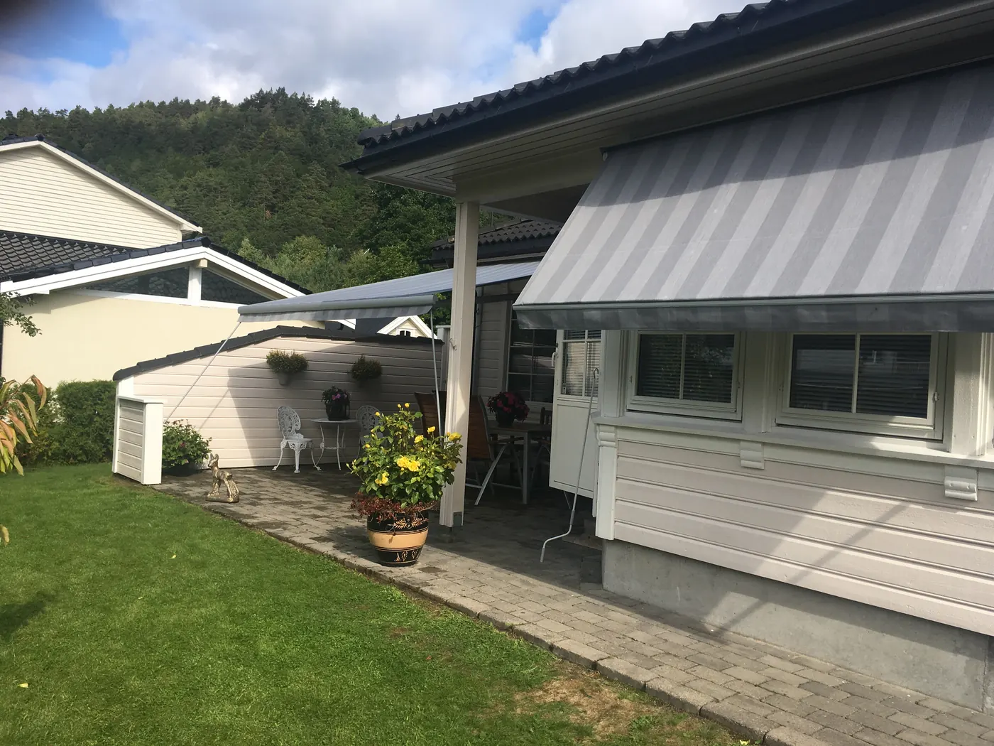 Terrassemarkise fra REX på terrasse med klassisk fasade