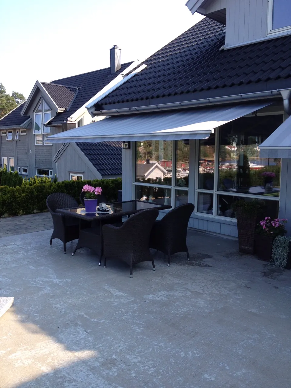 Terrassemarkise fra REX over en smal uteplass