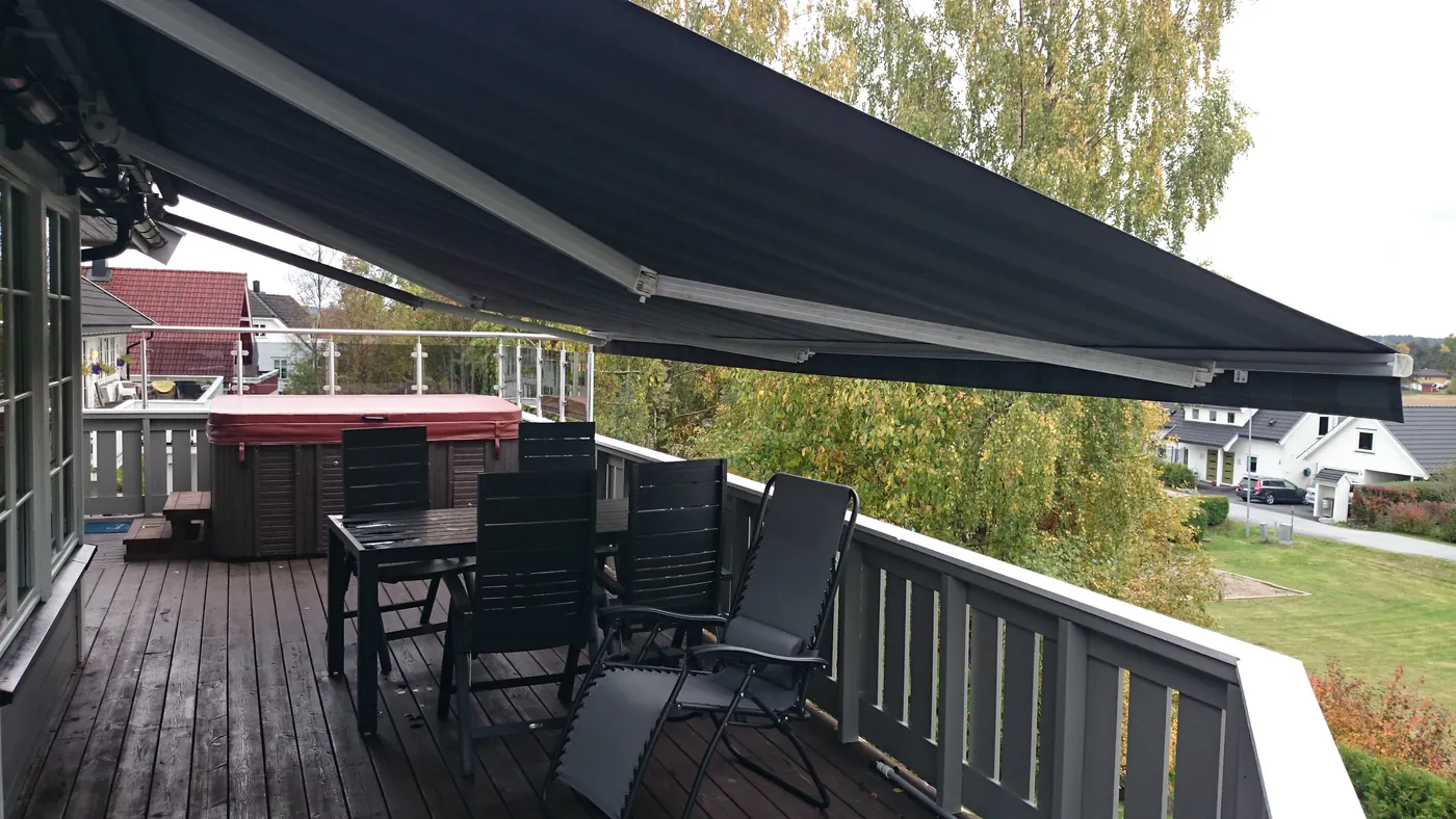Terrassemarkise fra REX på moderne uteområde