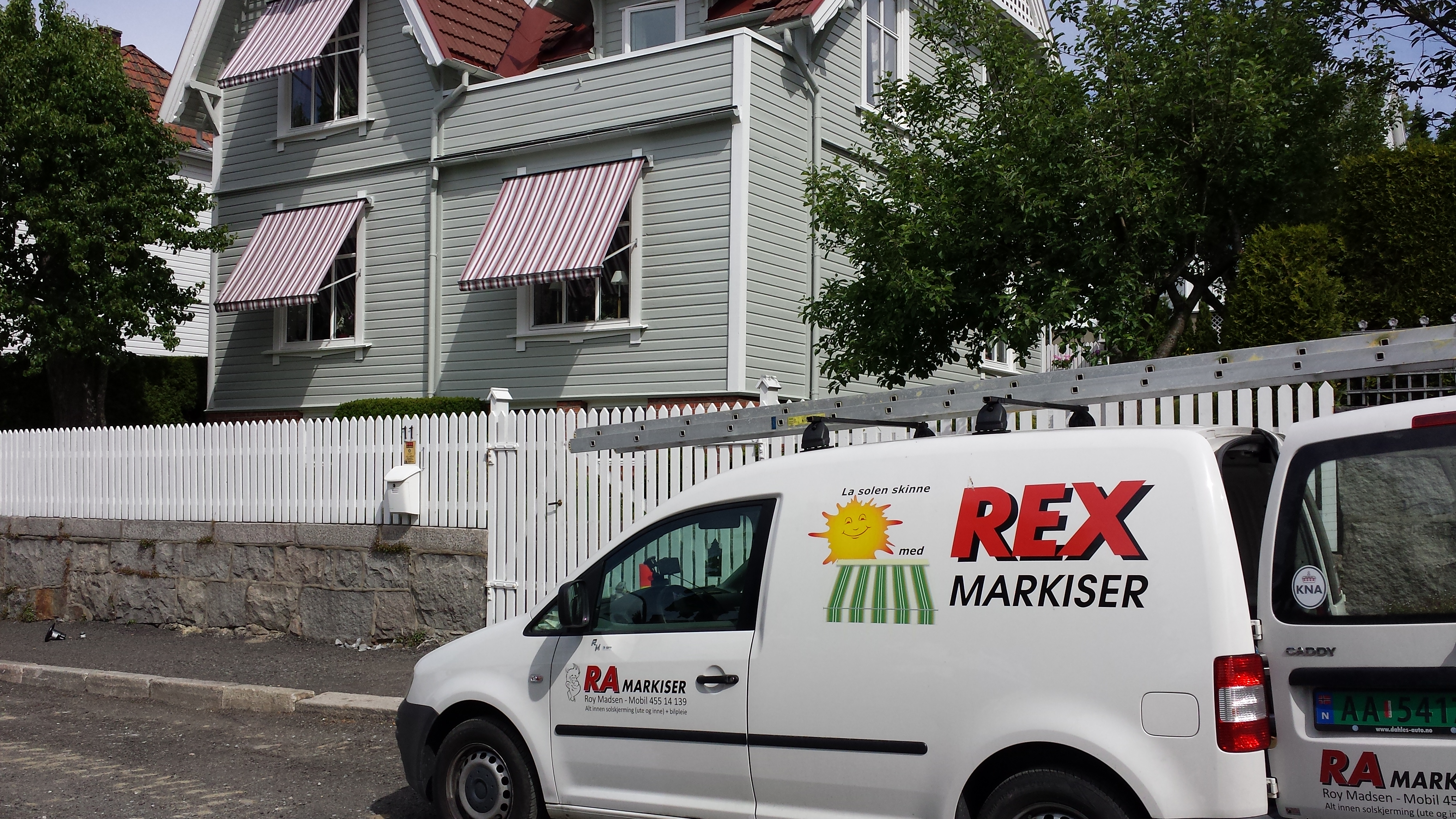 Vindusmarkise fra REX montert på bolig